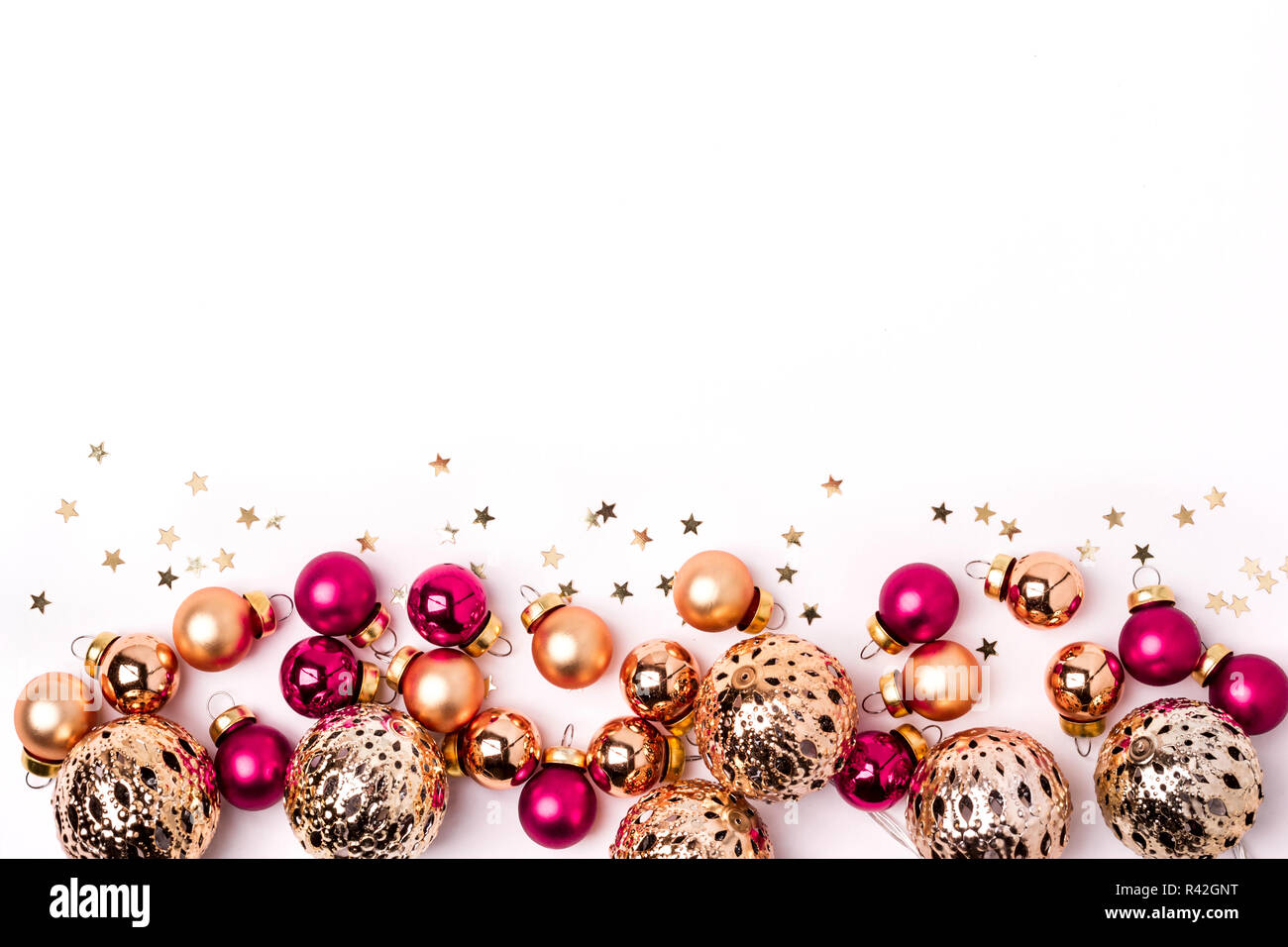 Weihnachten weißen Hintergrund. Shining Gold und rosa Kugeln und Konfetti Grenze. Stockfoto