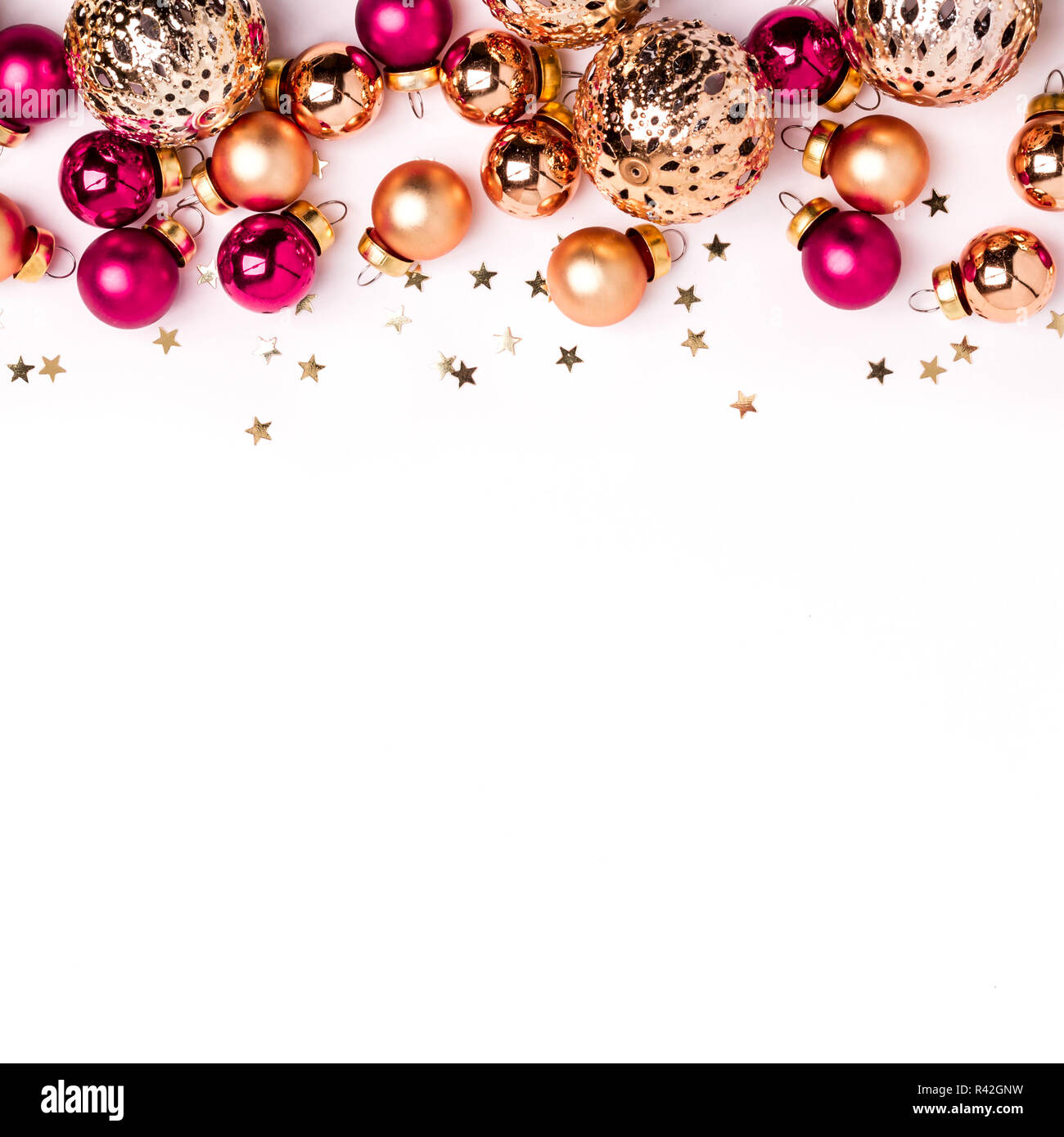 Weihnachten weißen minimalistischen Hintergrund. Shining Gold und rosa Kugeln und Konfetti Grenze. Stockfoto