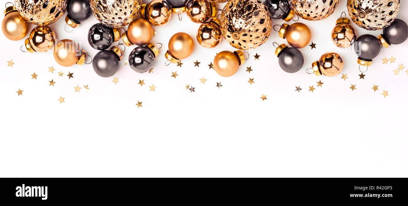 Weihnachten weißen minimalistischen Hintergrund. Shining Gold und graue Bälle und Konfetti Grenze. Stockfoto