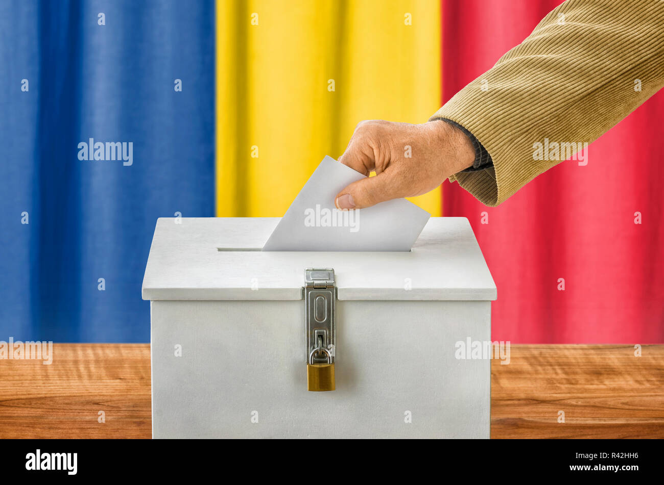 Mann wirft Stimmzettel in Urne - Rumänien Stockfoto