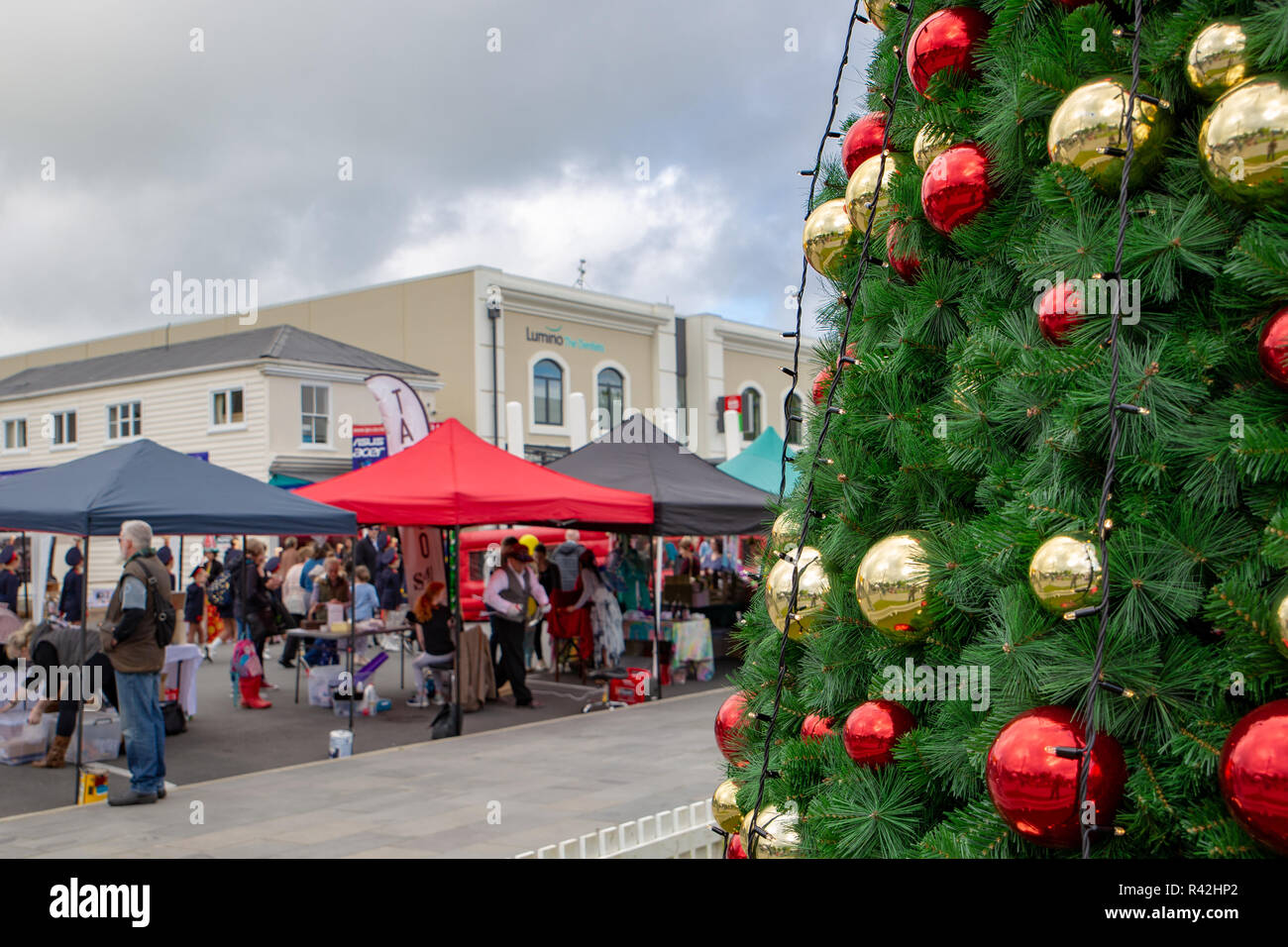 Rangiora, Neuseeland - 23. November 2018: Weihnachten ein Straßenfest mit Marktständen, Straßenkünstlern und einen geschmückten Weihnachtsbaum Stockfoto