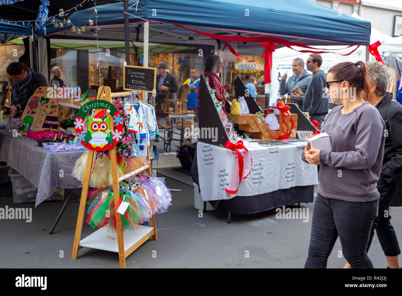 Rangiora, Neuseeland - 23. November 2018: Weihnachten ein Straßenfest mit Marktständen, Unterhaltung und Straßenkünstlern Stockfoto