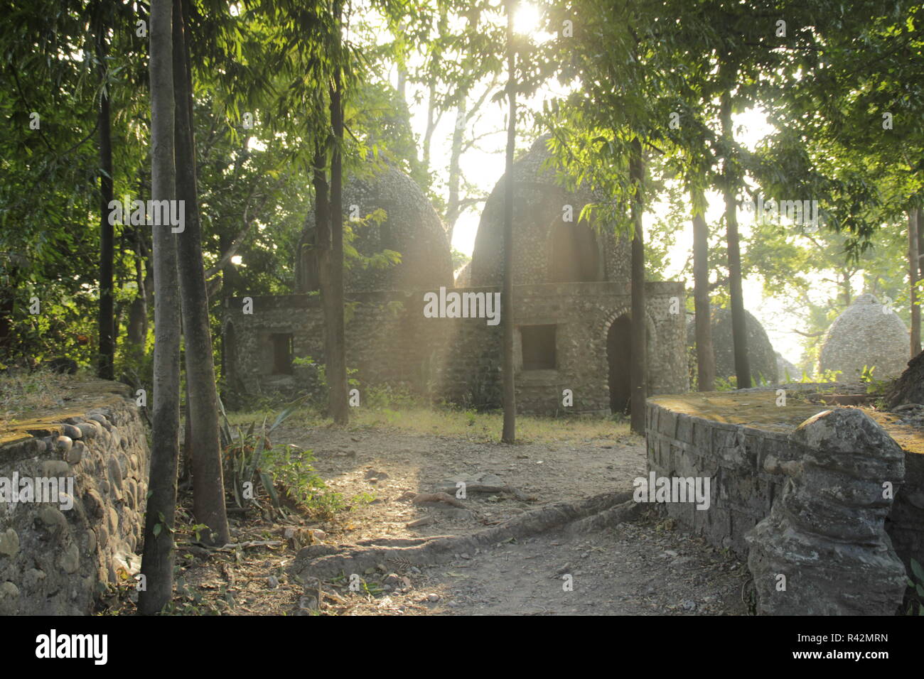 Rundown Meditation kuppeln die Beatles Ashram in Rishikesh, Indien Stockfoto