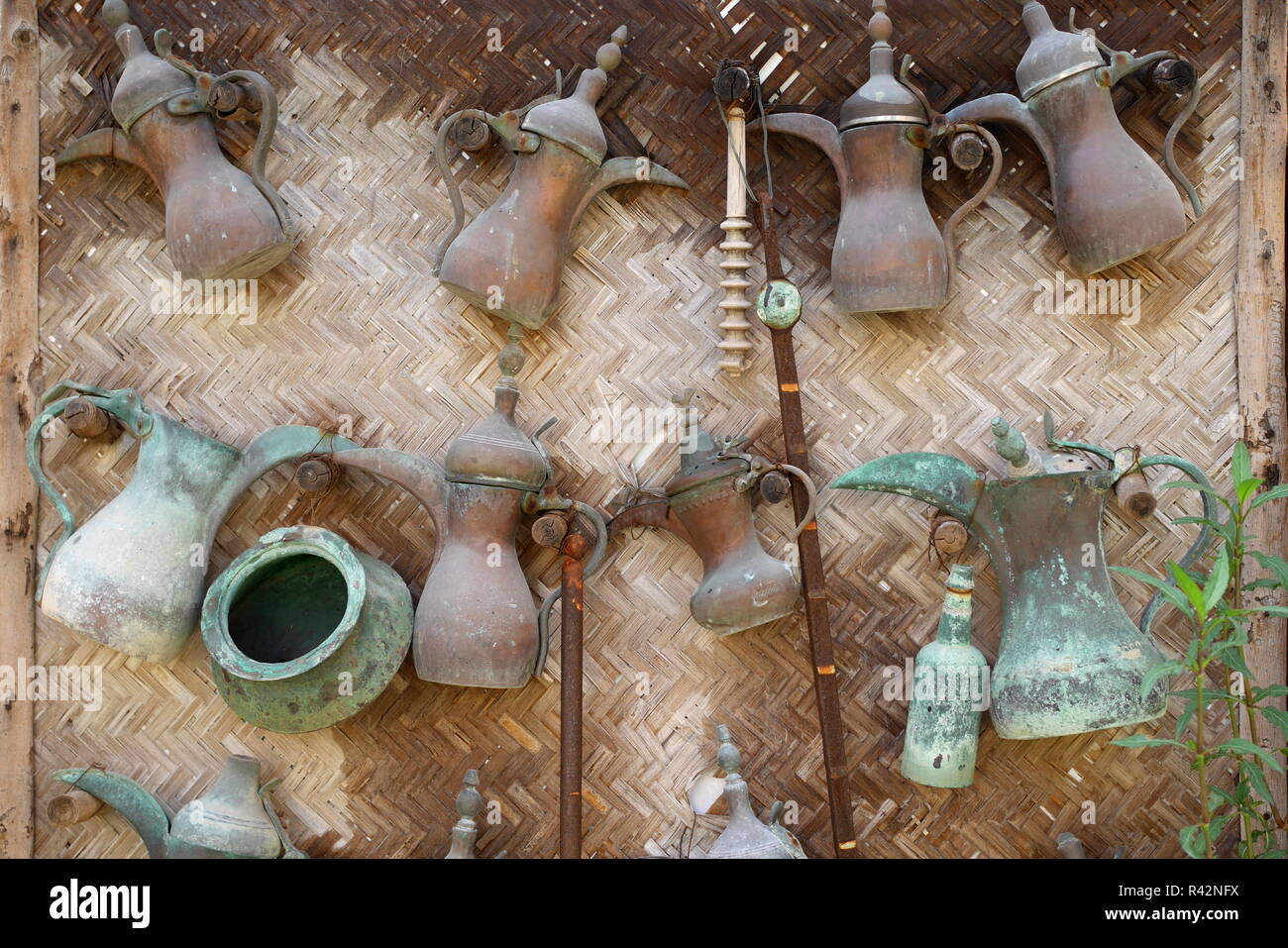 Auswahl an traditionellen arabischen Kaffeekannen, Dallahs, ausgestellt im Rashid al Oraifi House Museum, Muharraq, Königreich Bahrain Stockfoto