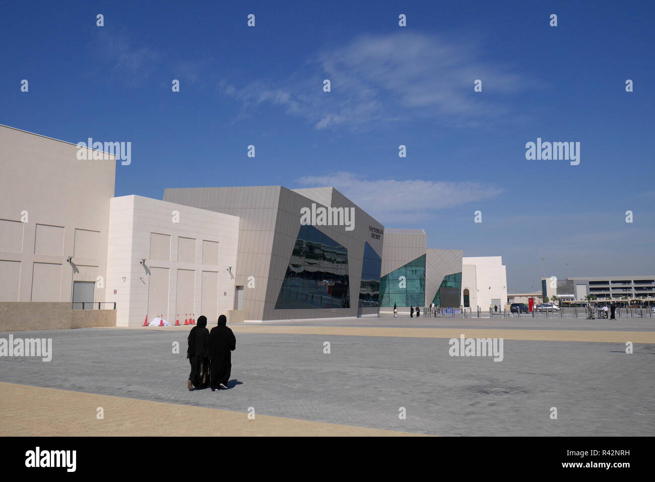Zwei Frauen In Bahrain Abayas Gehen Sie In Richtung Der Eingang Zu Den Alleen Shopping Mall Befindet Sich An Der Bucht Von Bahrain Manama Konigreich Bahrain Stockfotografie Alamy