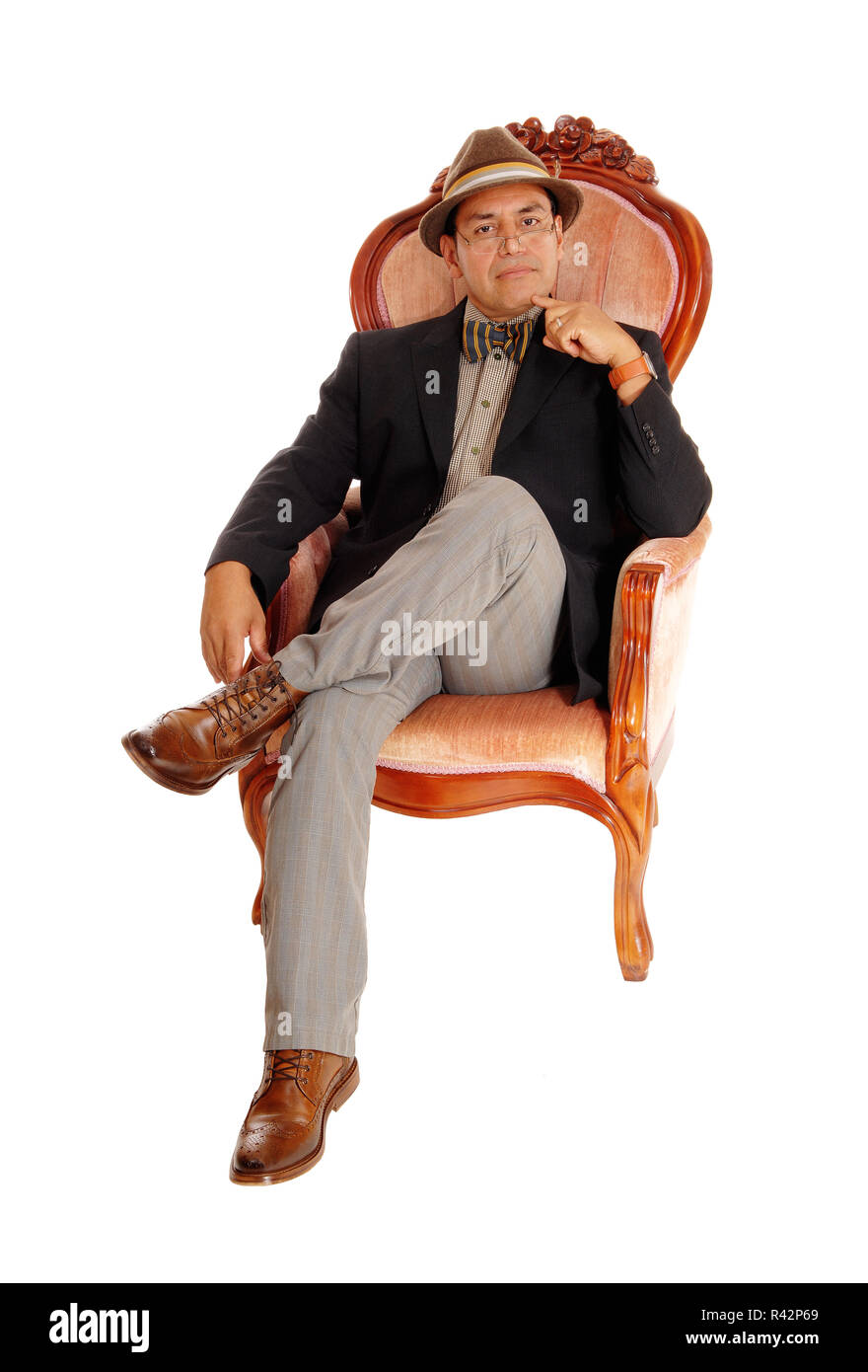 Hispanic Mann in einem Sessel entspannen. Stockfoto