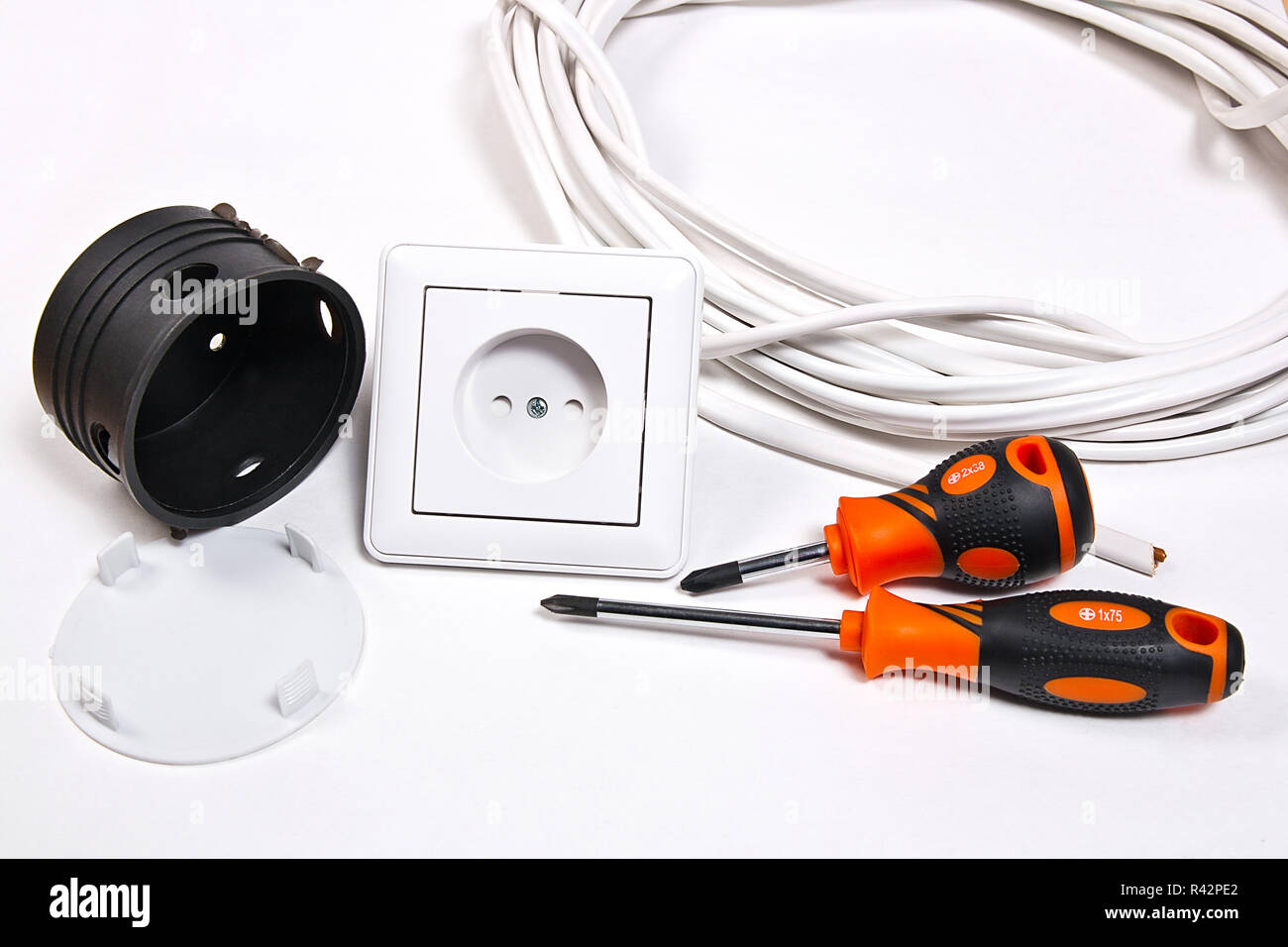 Elektriker Werkzeuge, Kabel, das für die Installation von Steckdosen und  Steckdose Stockfotografie - Alamy