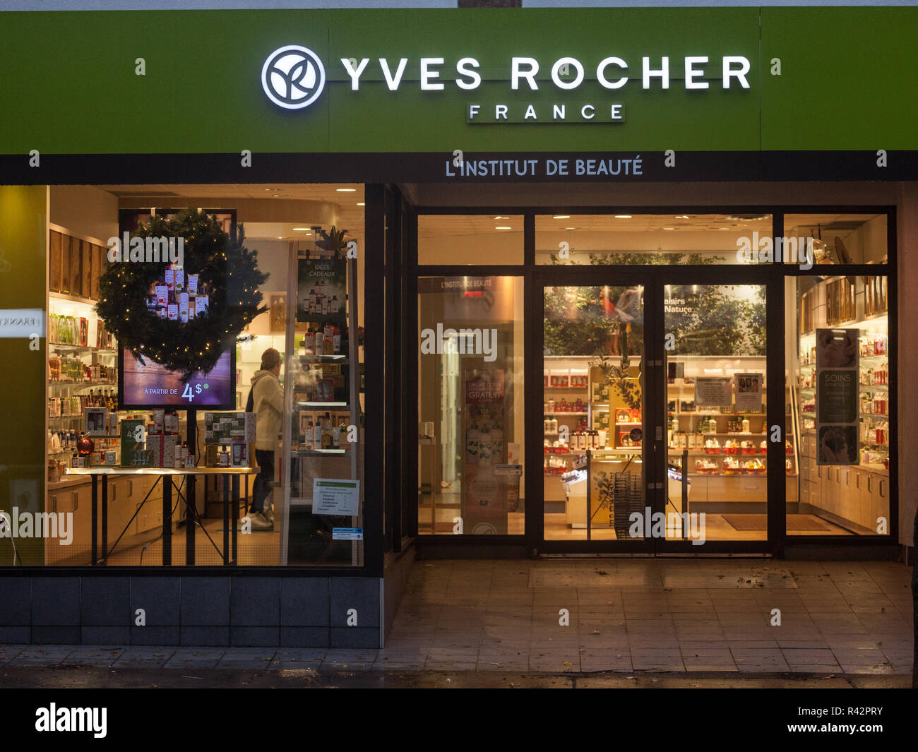 MONTREAL, KANADA - 3. NOVEMBER 2018: Yves Rocher Logo vor Ihrer wichtigsten Store für Montreal, Quebec. Yves Rocher ist eine französische Kosmetik und Schönheit Stockfoto