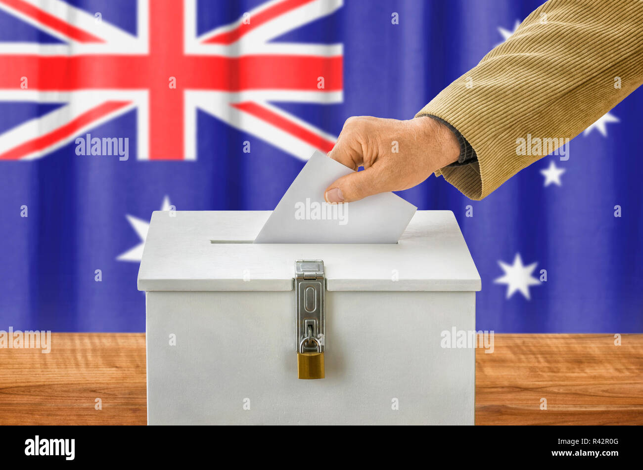 Mann die Stimmzettel in die Wahlurne - Australien Stockfoto