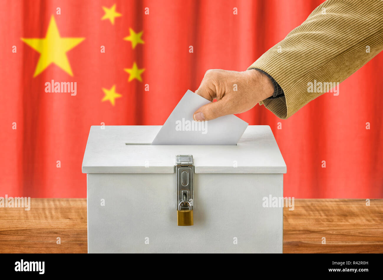 Mann, Stimmzettel, Wahlurnen - China Stockfoto