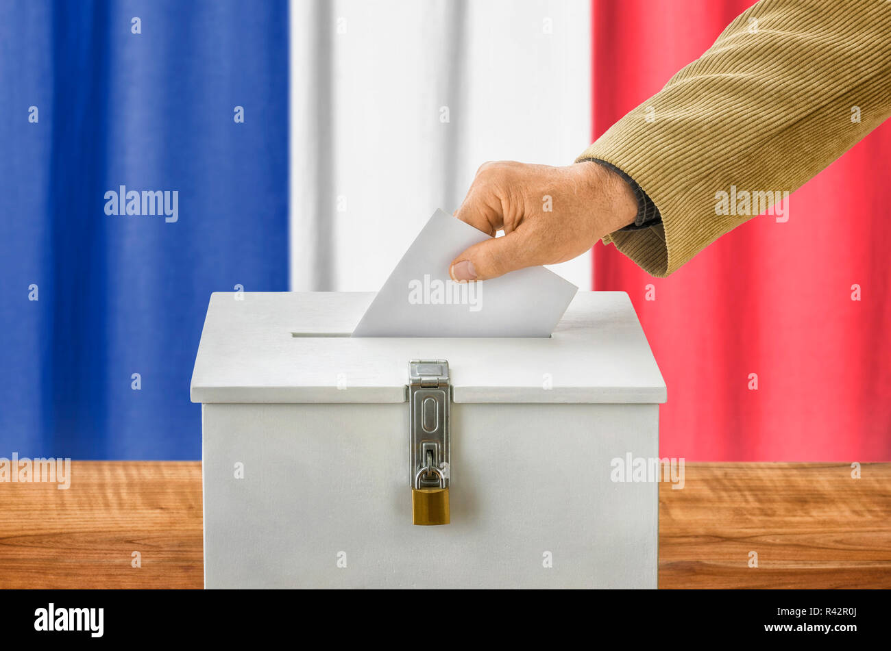 Mann die Stimmzettel in die Wahlurne - Frankreich Stockfoto