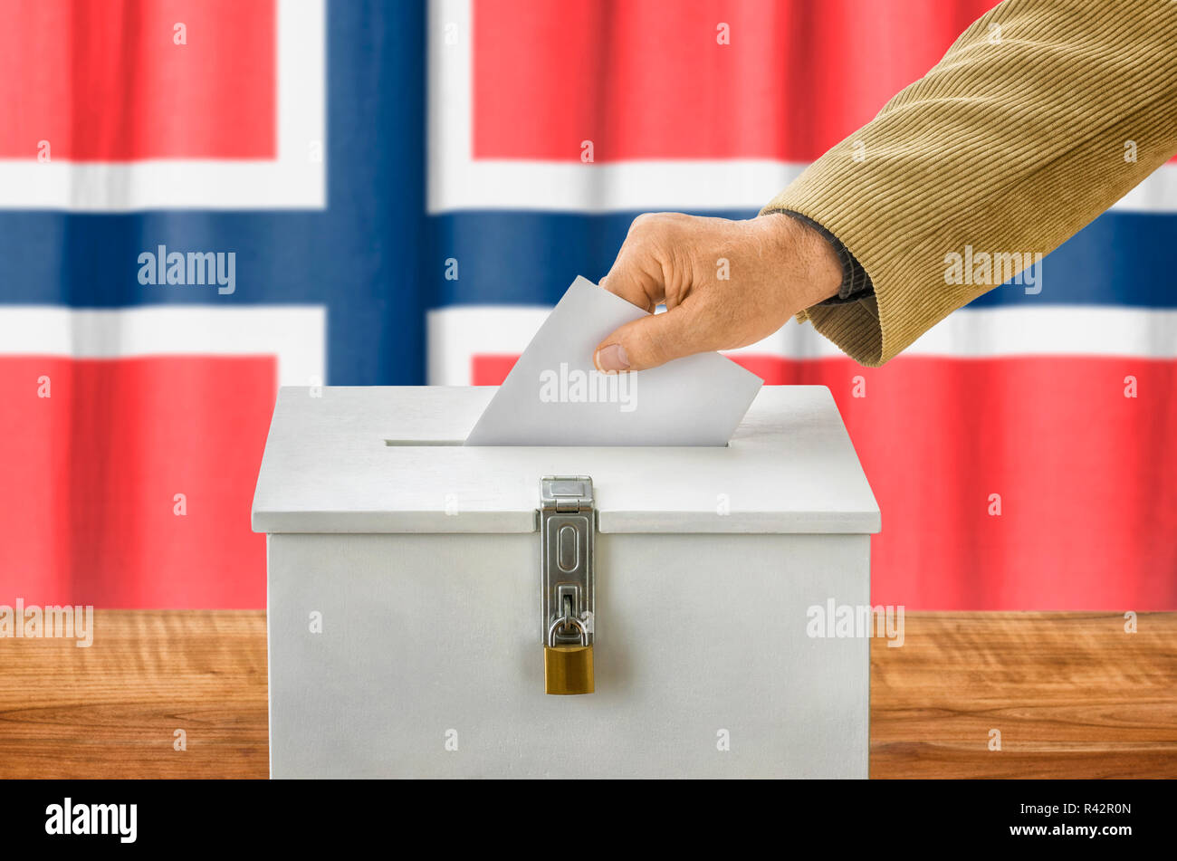 Mann die Stimmzettel in die Wahlurne - Norwegen Stockfoto