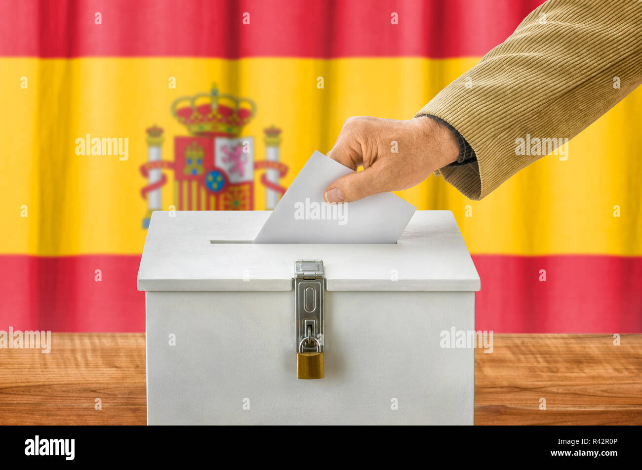 Mann wirft Stimmzettel im Wählerverzeichnis - Spanien Stockfoto