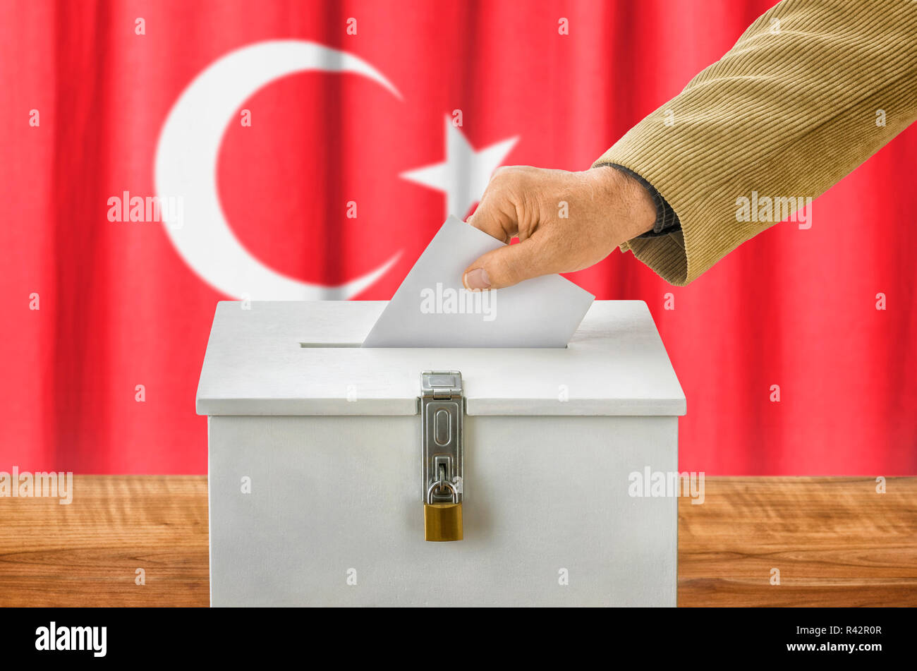 Mann die Stimmzettel in die Wahlurne - Türkei Stockfoto
