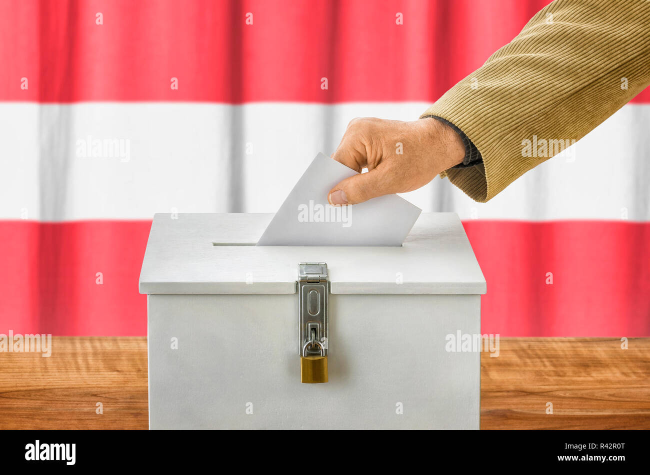 Mann die Stimmzettel in die Wahlurne - Österreich Stockfoto