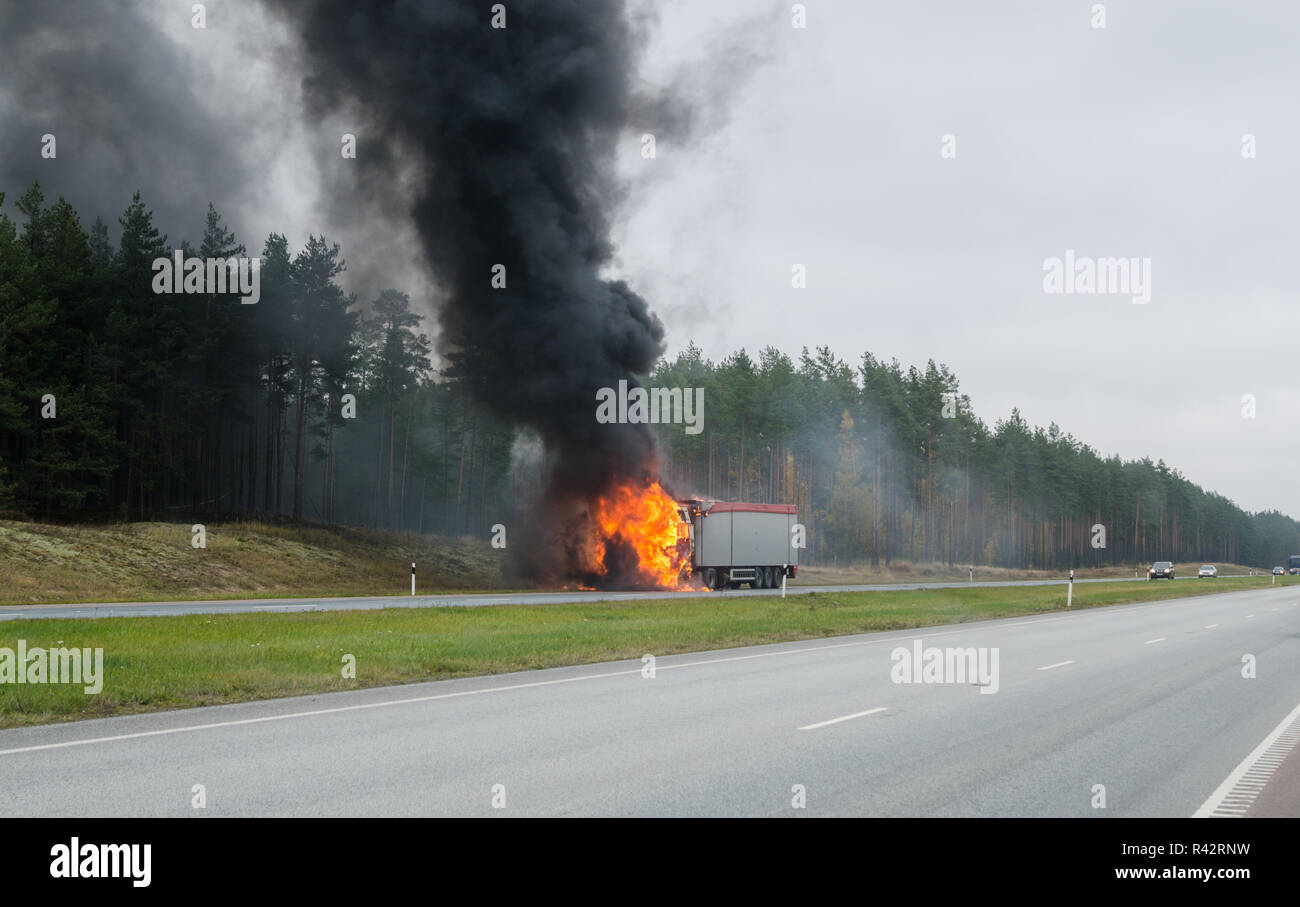 Die brennenden LKW auf der Straße Stockfoto