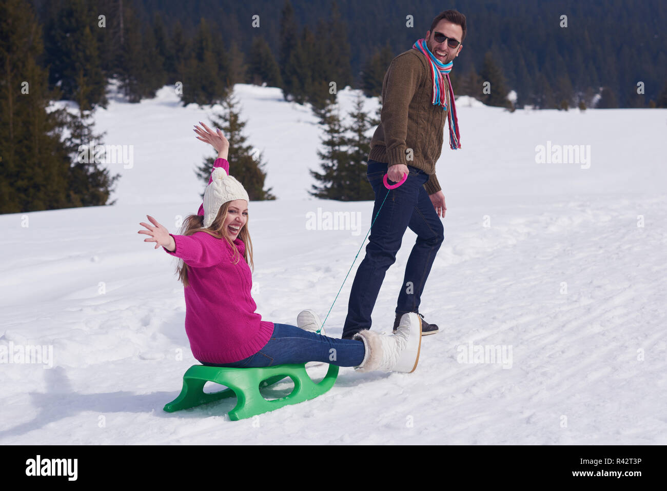 glückliche junge Paare, die Spaß auf frischen Show am Winterurlaub Stockfoto