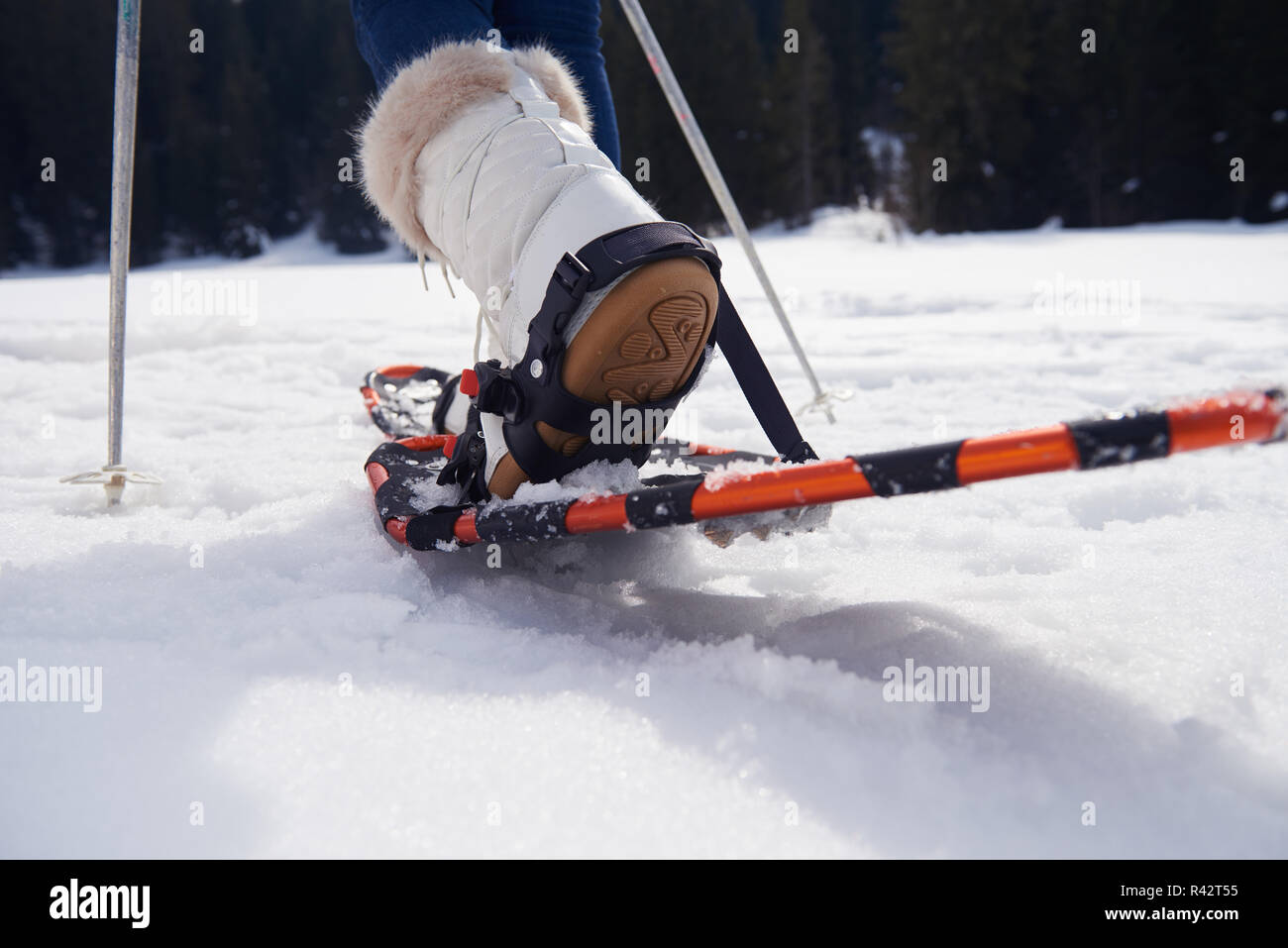 paar Spaß und Wandern im Schneeschuhe Stockfoto