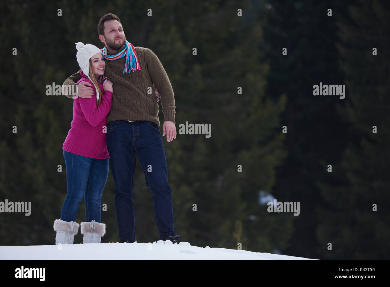 paar Spaß und Wandern im Schneeschuhe Stockfoto