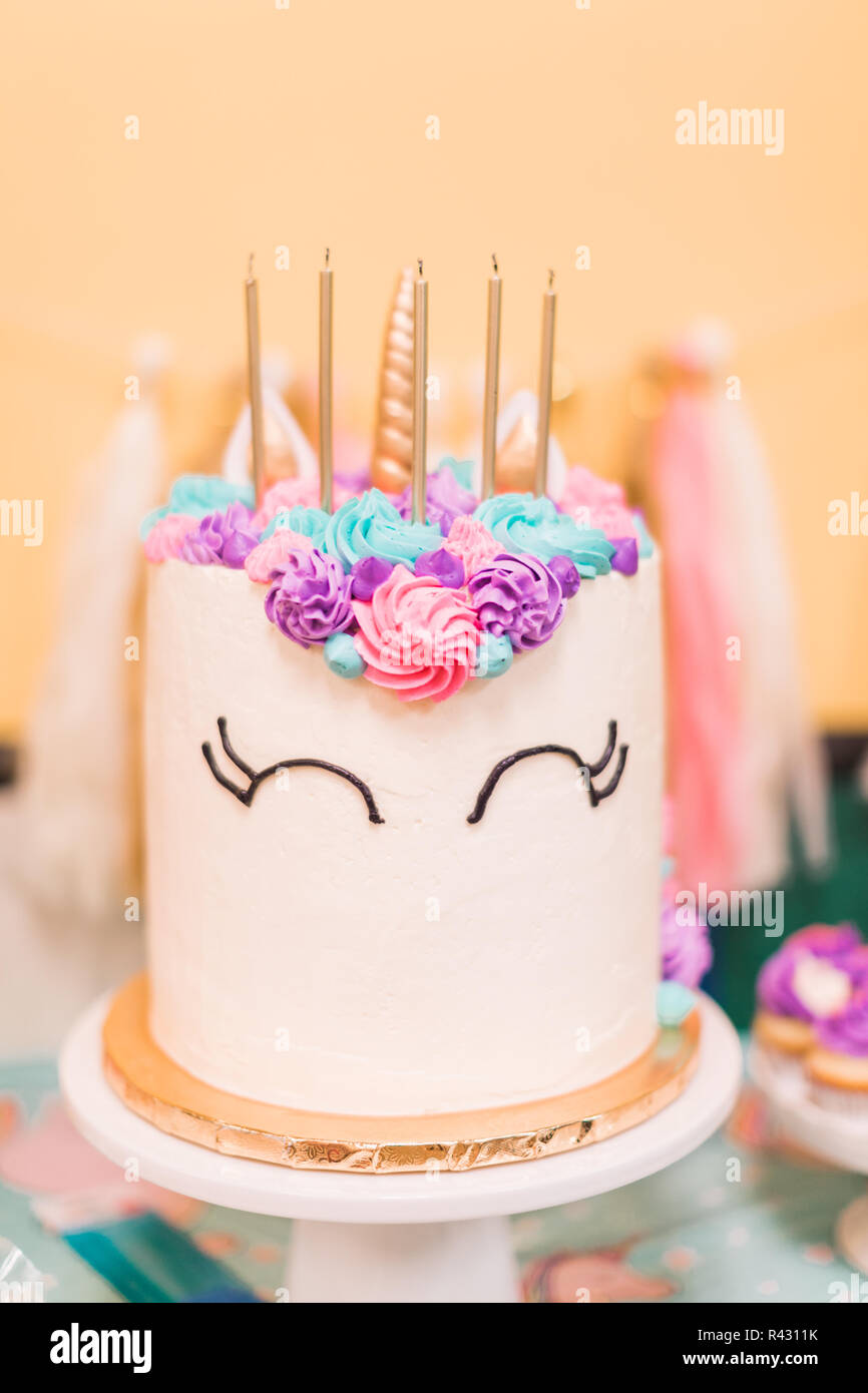 Groß Einhorn Kuchen auf der kleinen Mädchen Geburtstag. Stockfoto