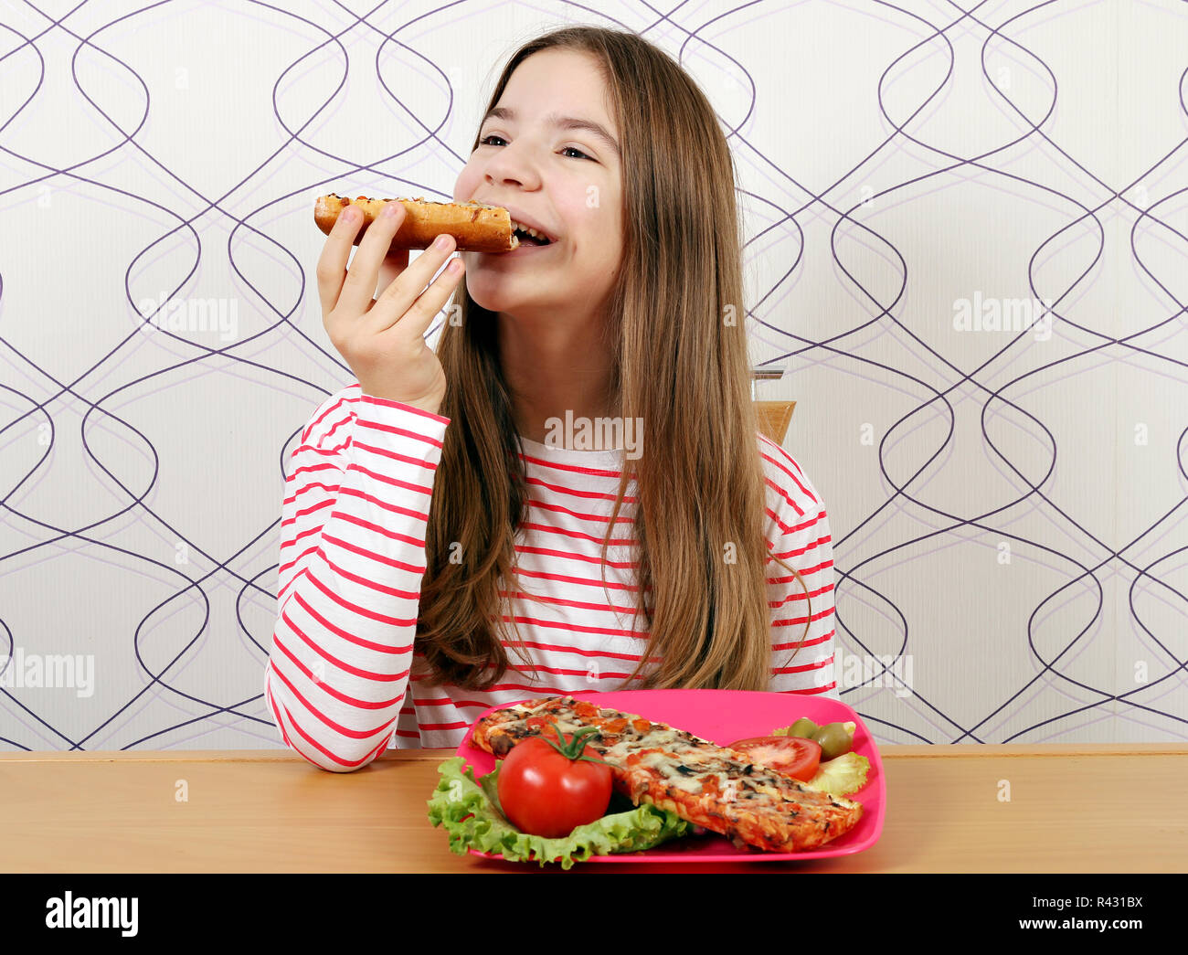 Hungrig Jugendmädchen isst Sandwich Stockfoto