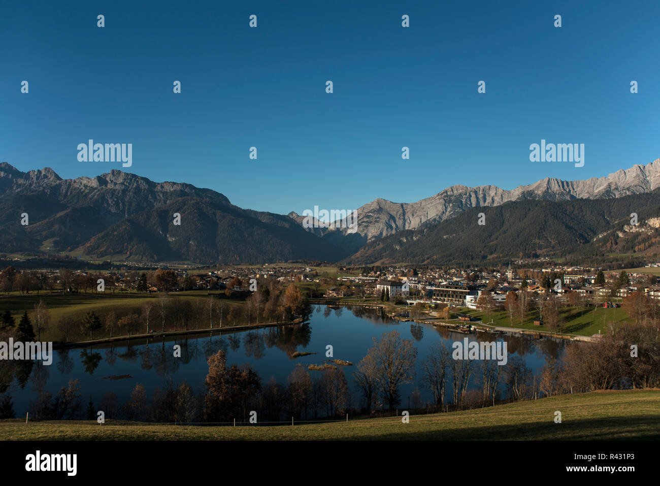 Die Stadt Saalfelden im Salzburger Pinzgau bis gegen den Norden fotografiert in Weitwinkel. Stockfoto