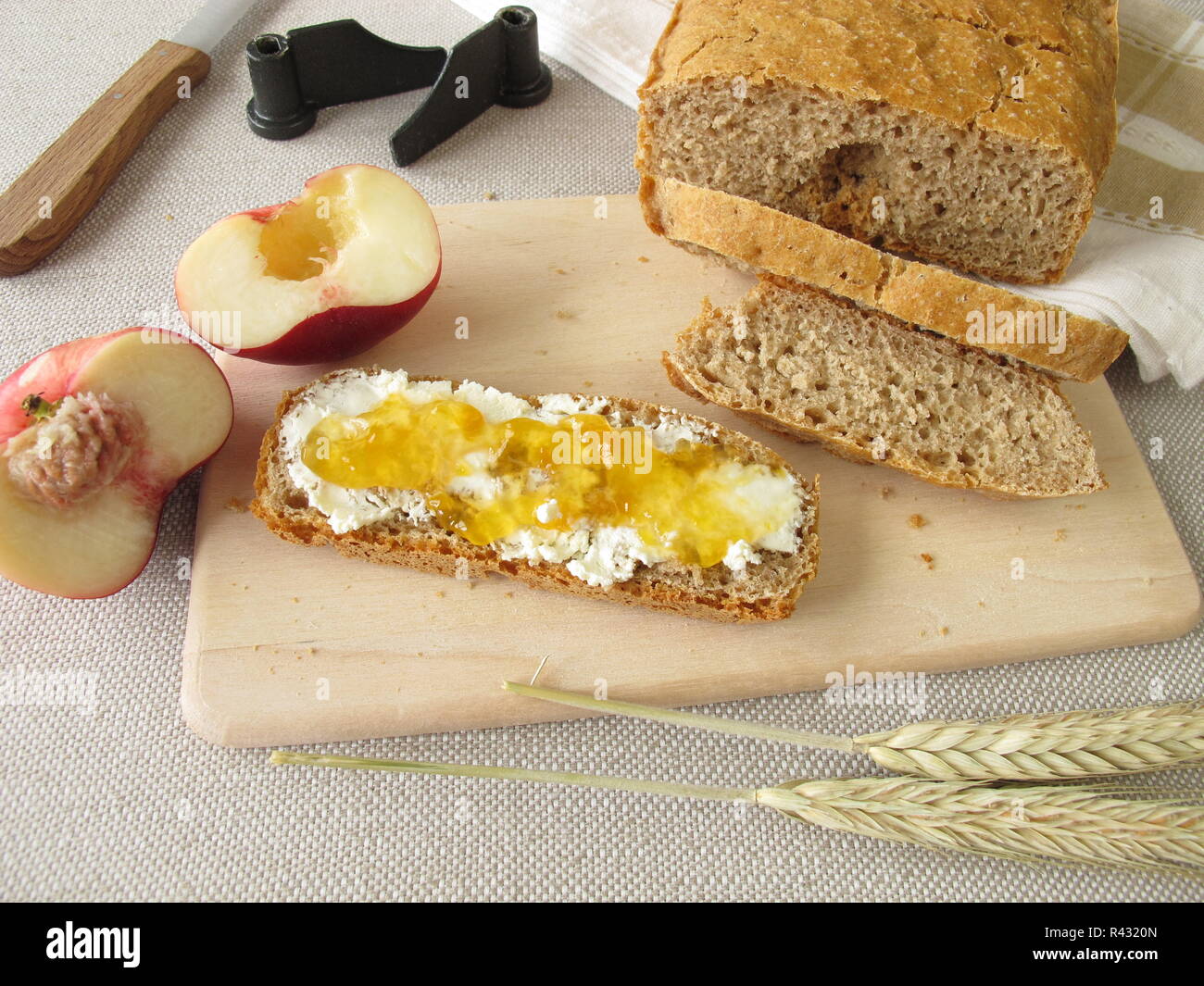 Brot aus dem Brotbackautomaten mit fruchtaufstrich Stockfoto