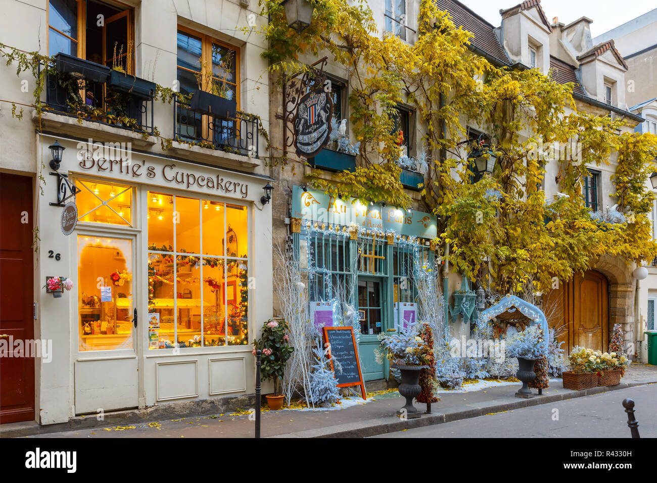 Typische Pariser Cafe Weihnachten in Paris eingerichtet Stockfoto