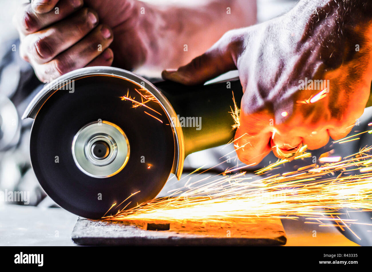 Funken aus der Winkelschleifer Stockfoto