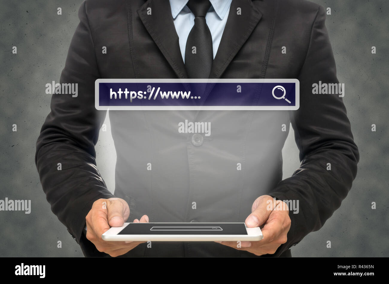 Unternehmer, die den Tablet mit Surfen im Internet Suche "https://www…" Bar auf der Wand Hintergrund, Internet Konzept Stockfoto