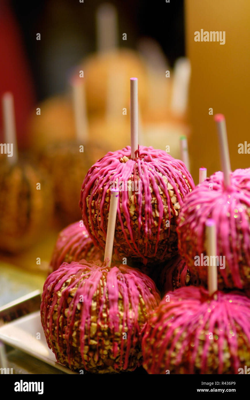 Bunten Süßigkeiten Äpfel mit rosa Nieselt und eine geringe Tiefenschärfe Stockfoto
