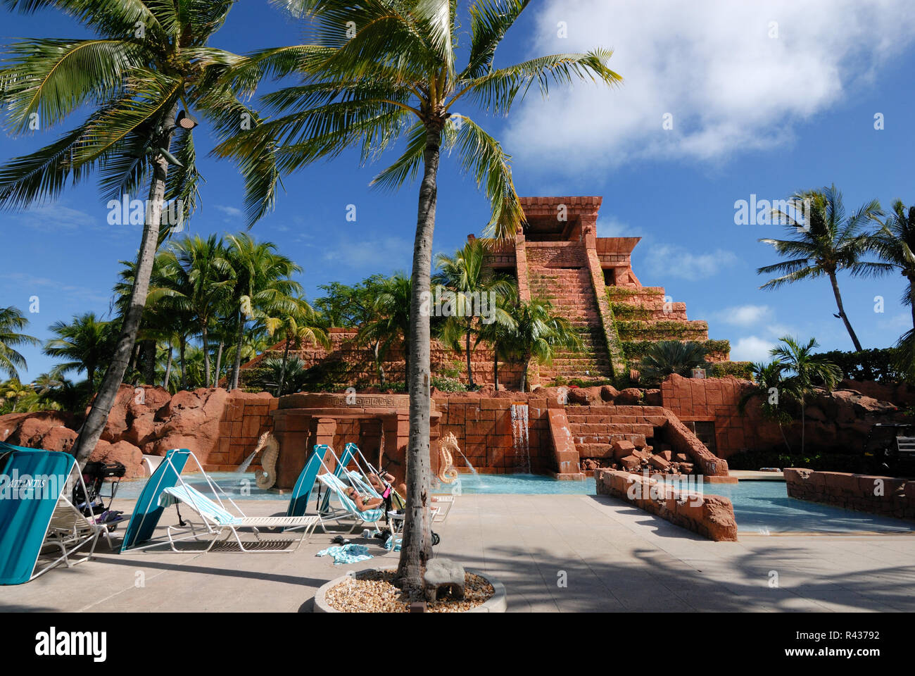 Der Kinderpool und Spielplatz im Mayan Temple ist eine von vielen Wasserspielen auf dem Gelände der Atlantis Resort, Paradise Island, Bahamas. Stockfoto
