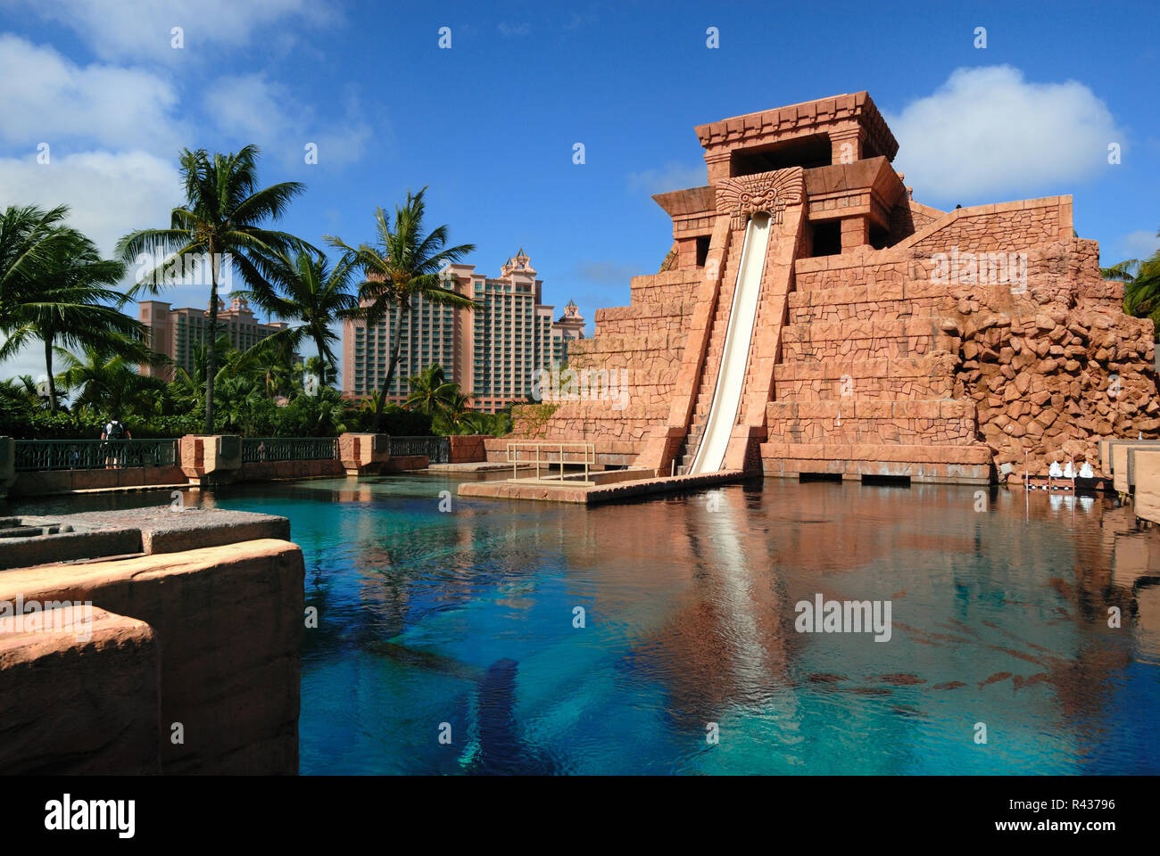 Die Wasserrutsche im Mayan Temple ist eine von vielen Wasserspielen auf dem Gelände der Atlantis Resort, Paradise Island, Bahamas. Das Riff und die C Stockfoto