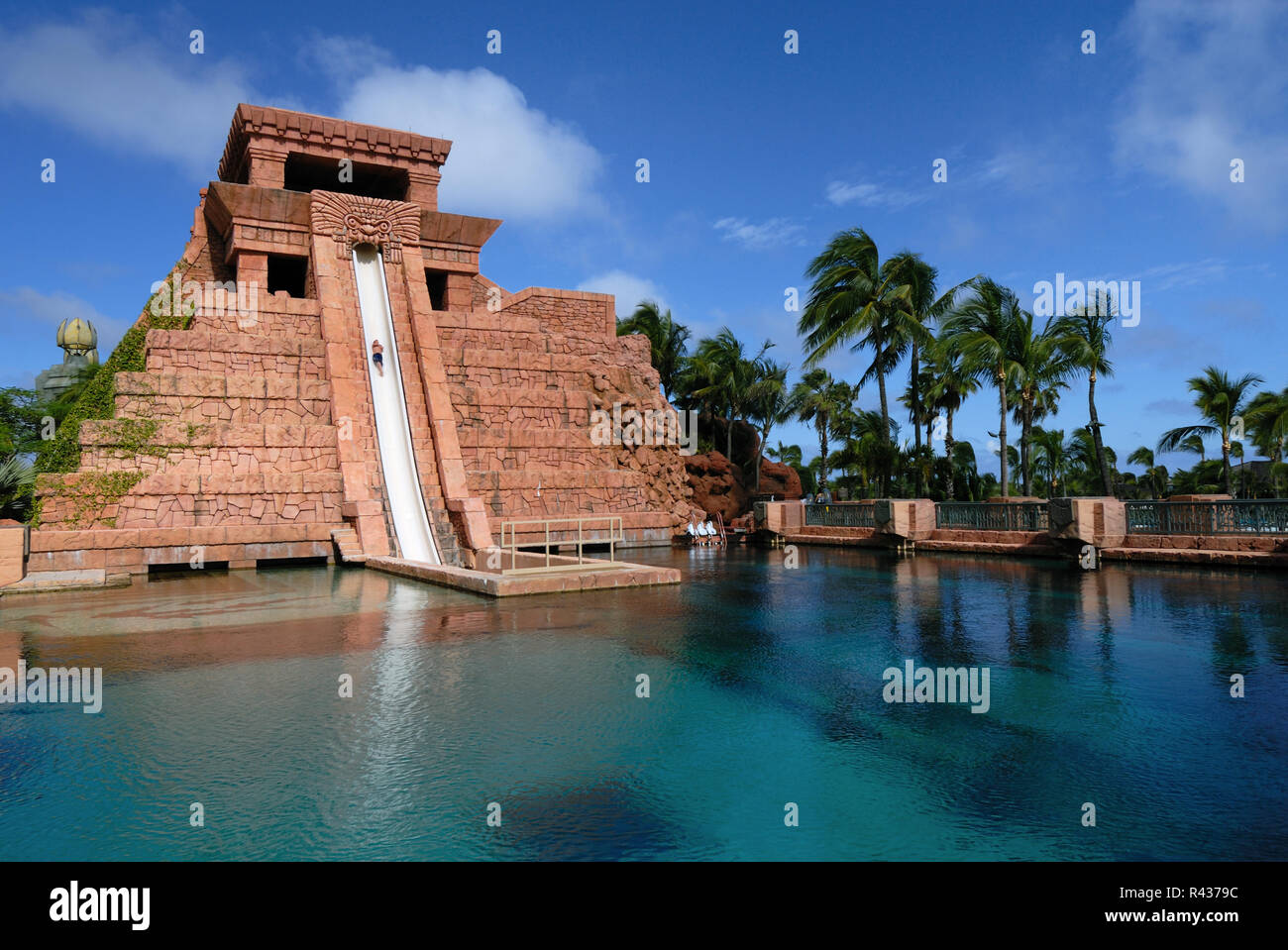Die Wasserrutsche im Mayan Temple ist eine von vielen Wasserspielen auf dem Gelände der Atlantis Resort, Paradise Island, Bahamas. Stockfoto