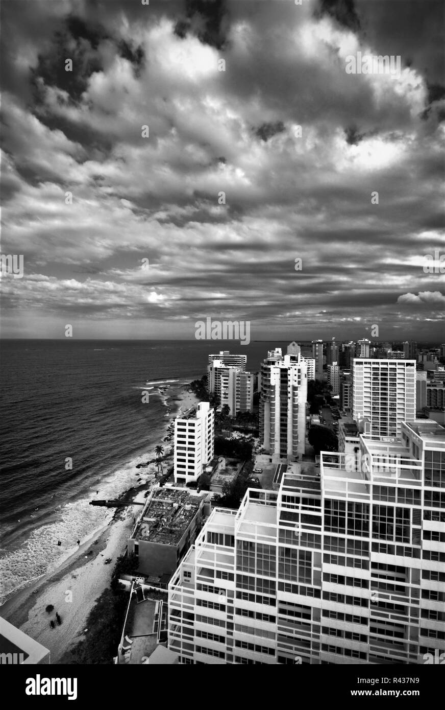 Ein Blick auf den Strand von San Juan, Puerto Rico, als vom Dach des Marriott Stellaris Hotel gesehen. Tonemapped. Stockfoto