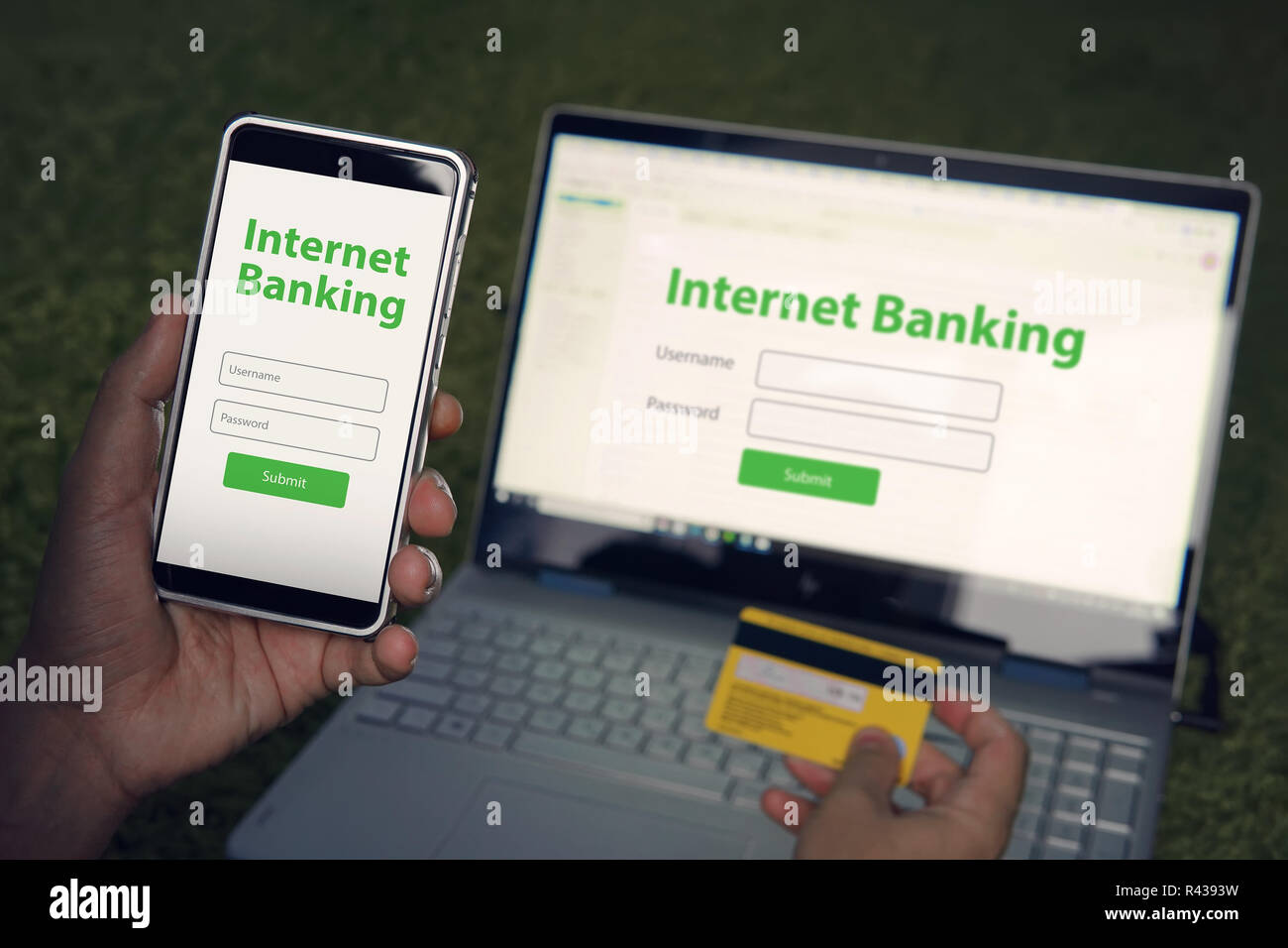Man durchsucht Homepage von Internet banking Service auf seinem Smartphone und Laptop mit Kreditkarte. Online Payment mobile Banking Konzept. Geschrieben Worte Internet Banking auf dem Telefon und Notebook Bildschirme. Stockfoto