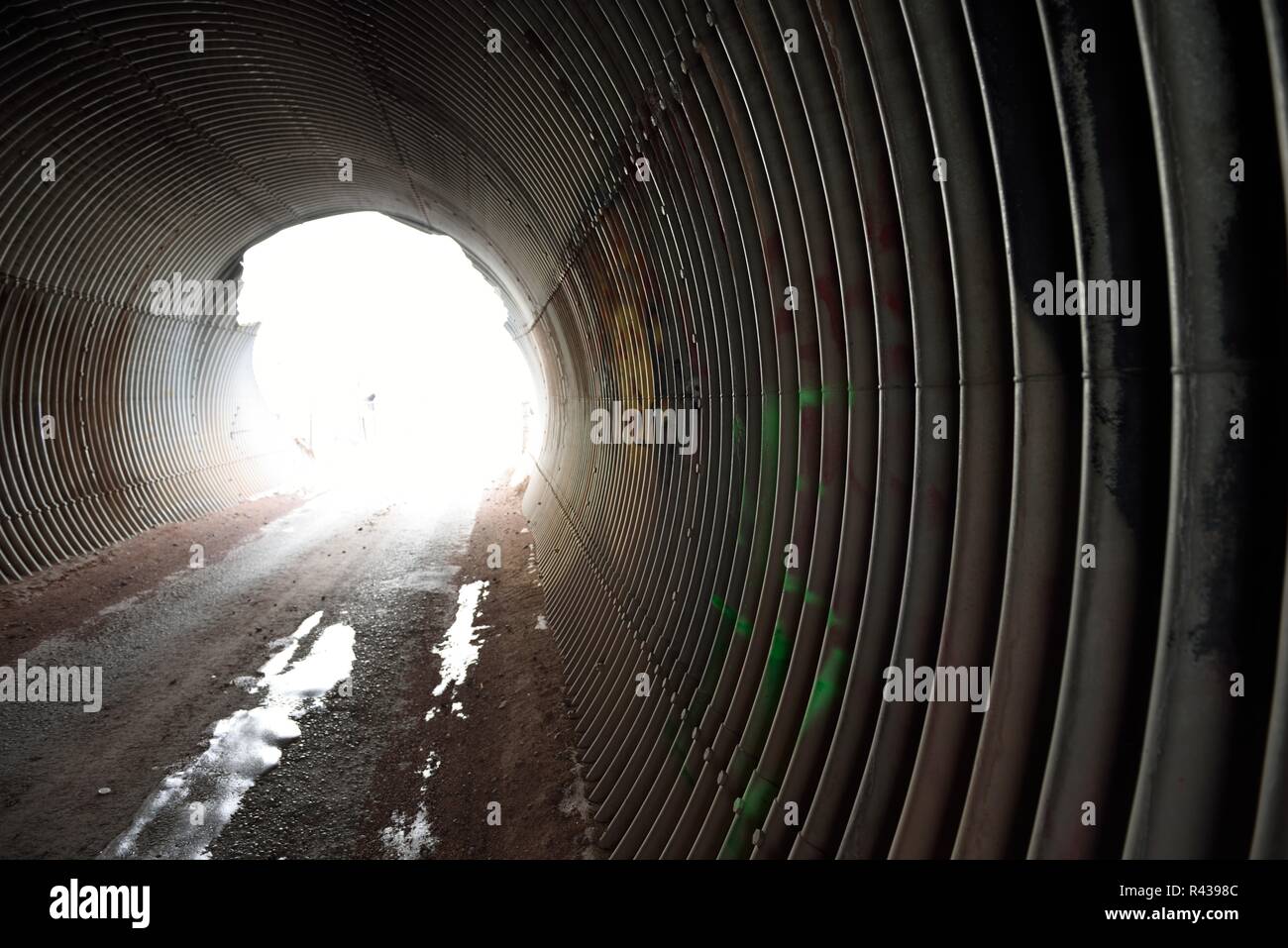 Pfad in helles Licht am Ende einer Runde Metall Rohr Tunnel. Stockfoto