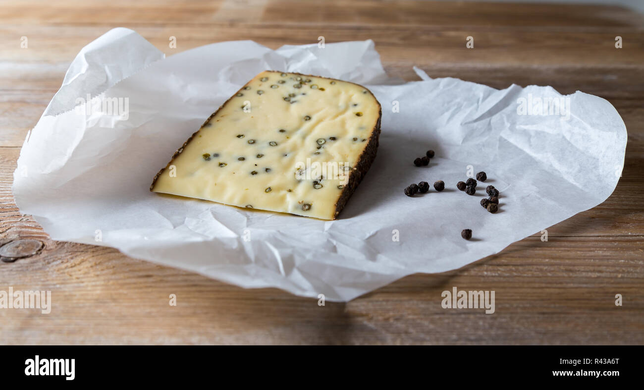 Pfeffer Käse auf hölzernen Tisch Stockfoto