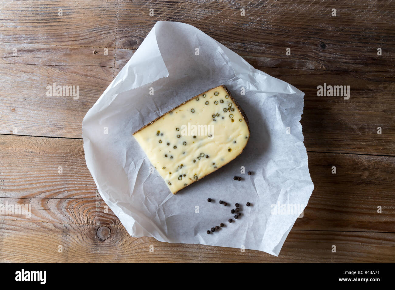 Pfeffer Käse auf hölzernen Tisch Stockfoto