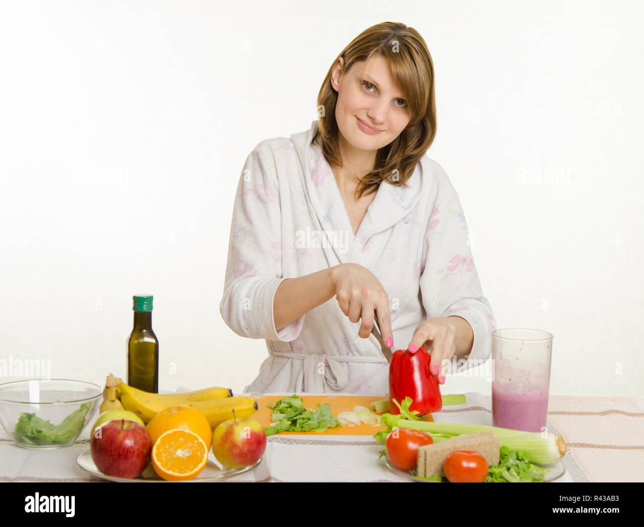 Junges Mädchen mit einem vegetarischen Genuss schneidet Pfeffer Stockfoto