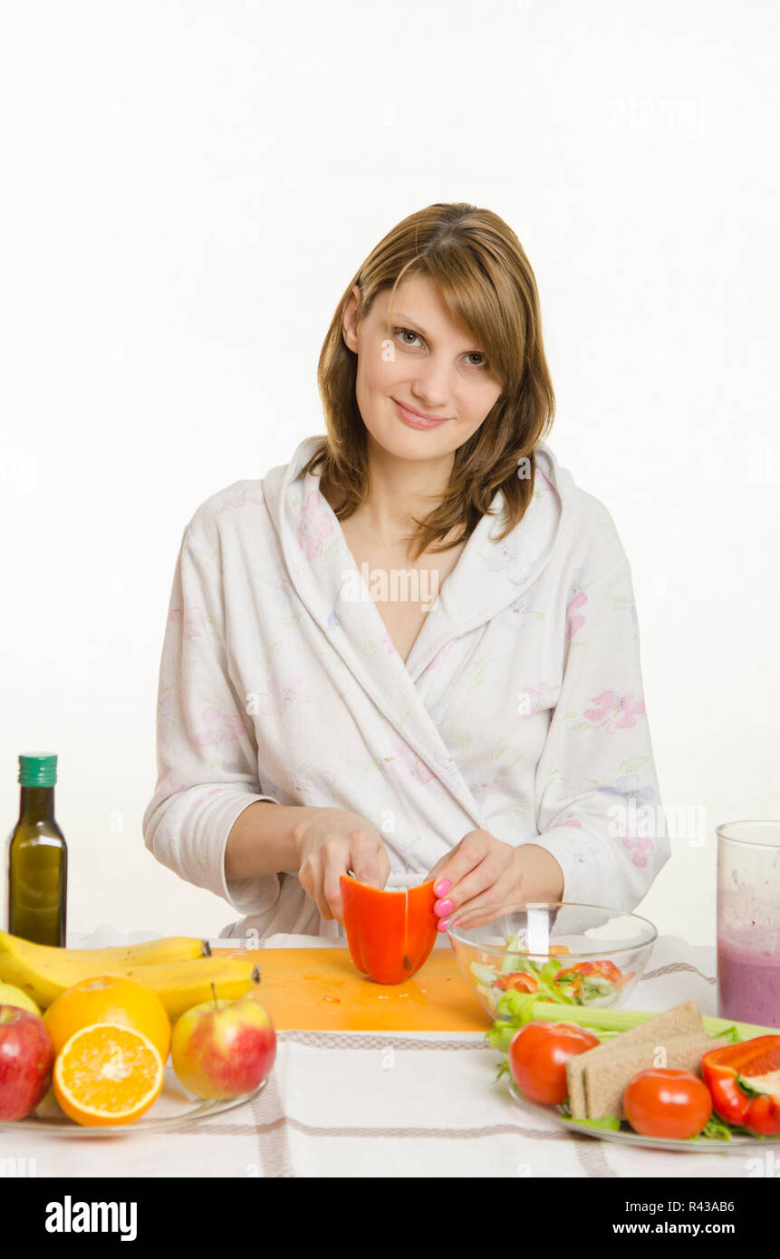 Junge Mädchen schnitten Pfeffer vegetarisch Stockfoto