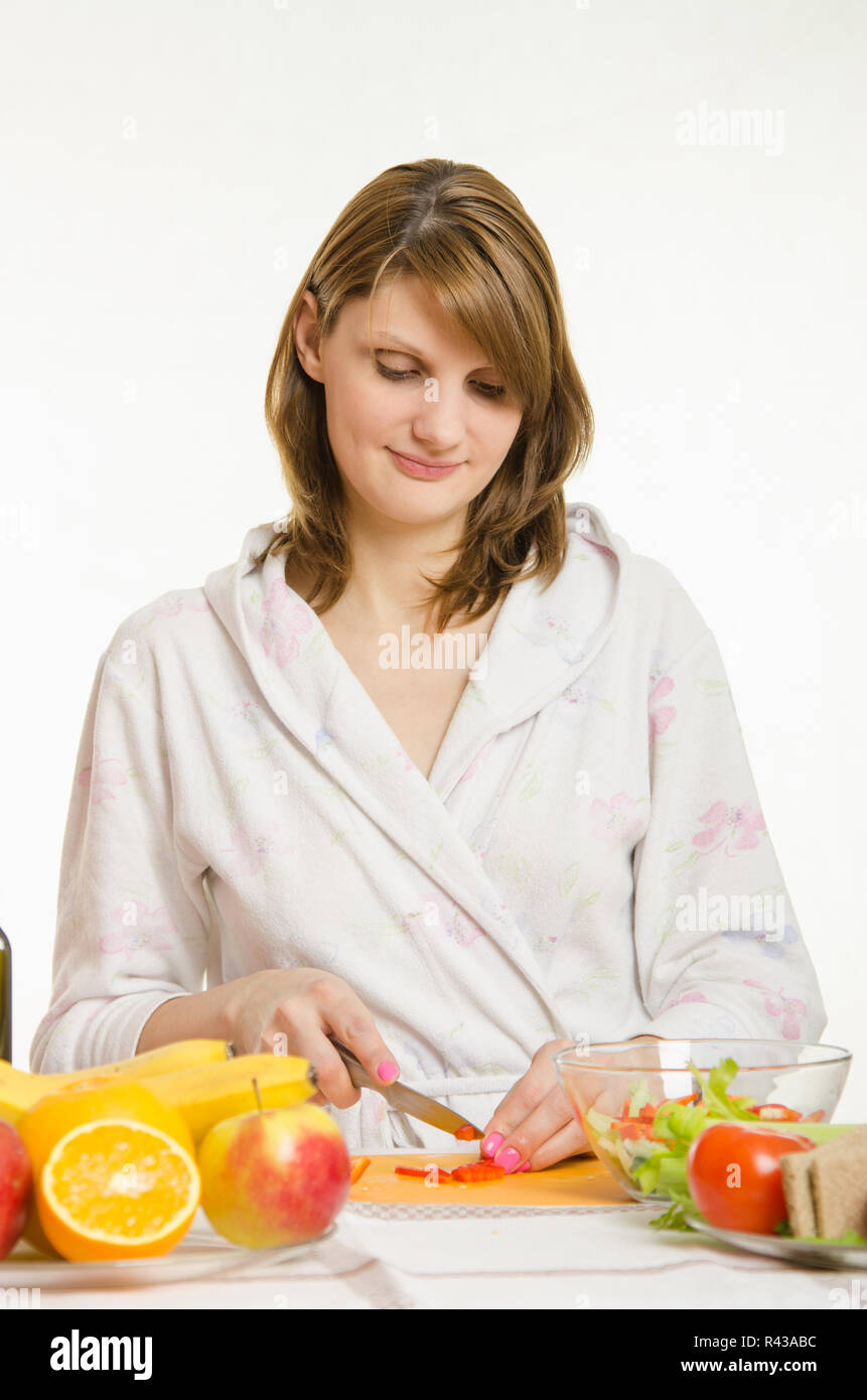 Frau schneidet Gemüse für Salate Stockfoto
