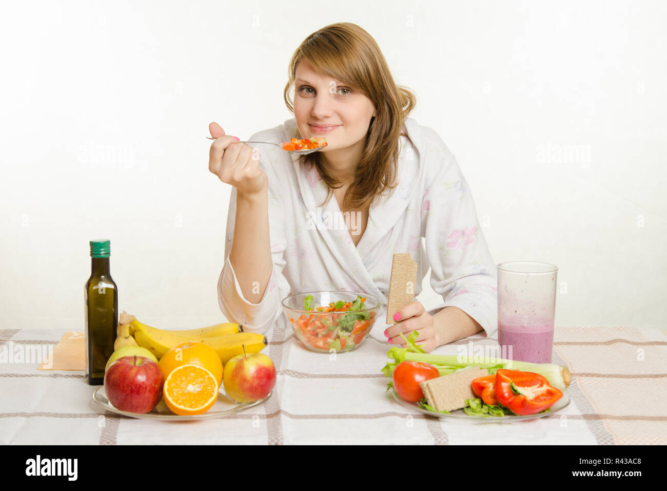 Junge Mädchen isst vegetarisch Gemüsesalat mit Brötchen Stockfoto