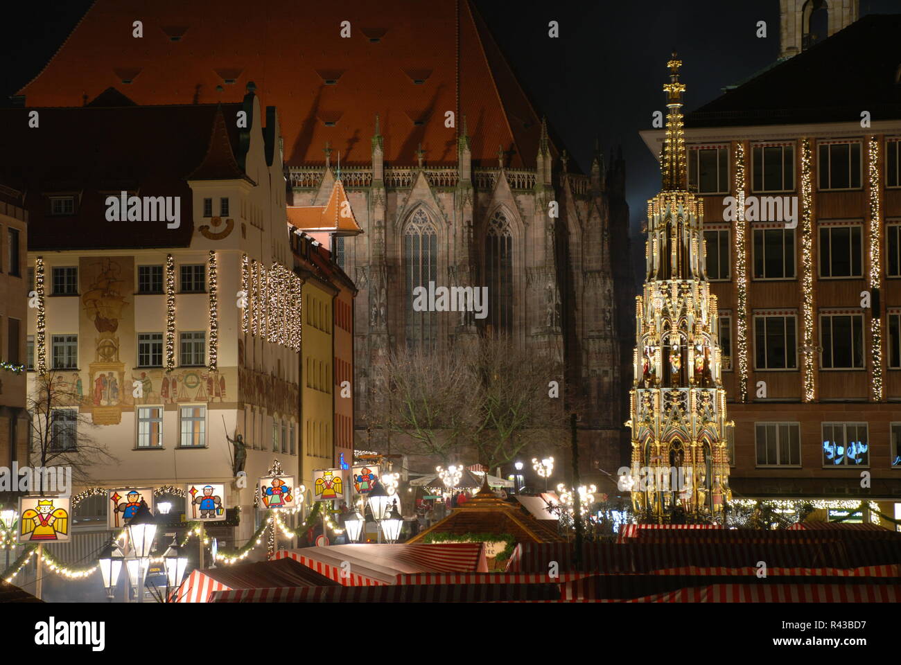 Christkindlesmarkt Nürnberg Nürnberg hauptmart Schönen Brunnen Weihnachten sebalduskirche Rathaus Weihnachtsmarkt Nacht ihk spruch nÃ¼rnberger tand geht durch alle Land kaufmannszug Beleuchtung Stockfoto