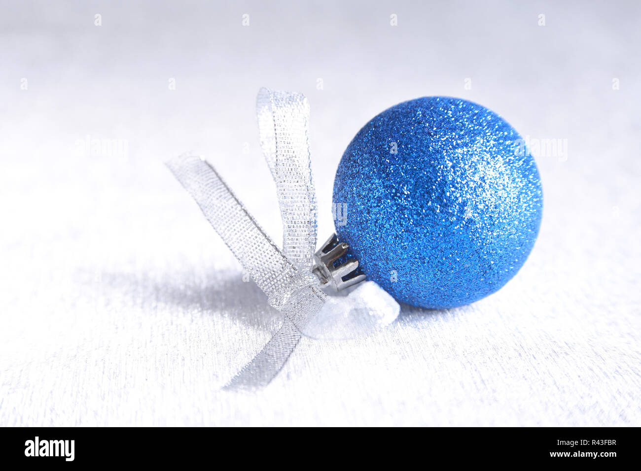 Weihnachten oder Urlaub Komposition mit blau silber Kugeln auf bauschige Federn mit Schnee und Schneeflocken Stockfoto