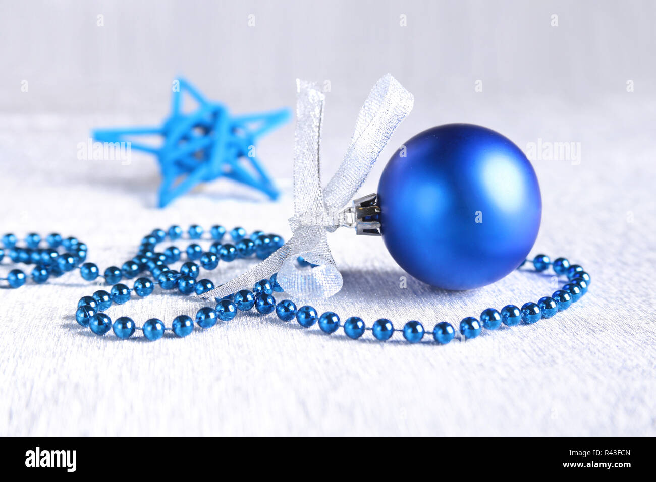 Weihnachten oder Urlaub Komposition mit blau silber Kugeln auf bauschige Federn mit Schnee und Schneeflocken Stockfoto