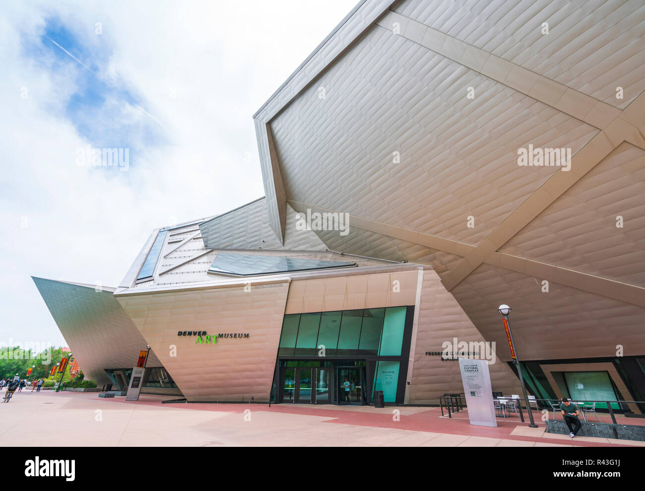 Denver, Colorado, USA. 06/11/17: Denver Art Museum an einem sonnigen Tag. Stockfoto