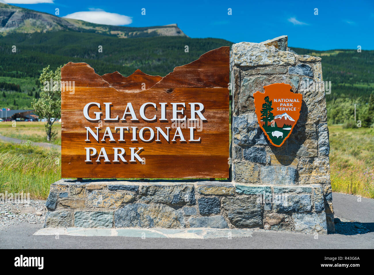 Glacier National Park, Montana, USA. 7-22-17: Glacier National Park Schild im Eingangsbereich. Stockfoto