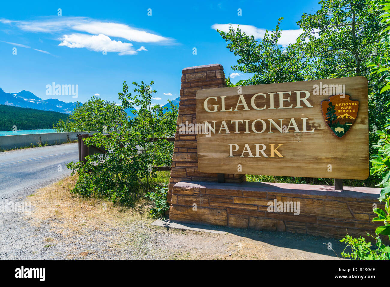 Glacier National Park, Montana, USA. 7-22-17: Glacier National Park Schild im Eingangsbereich. Stockfoto