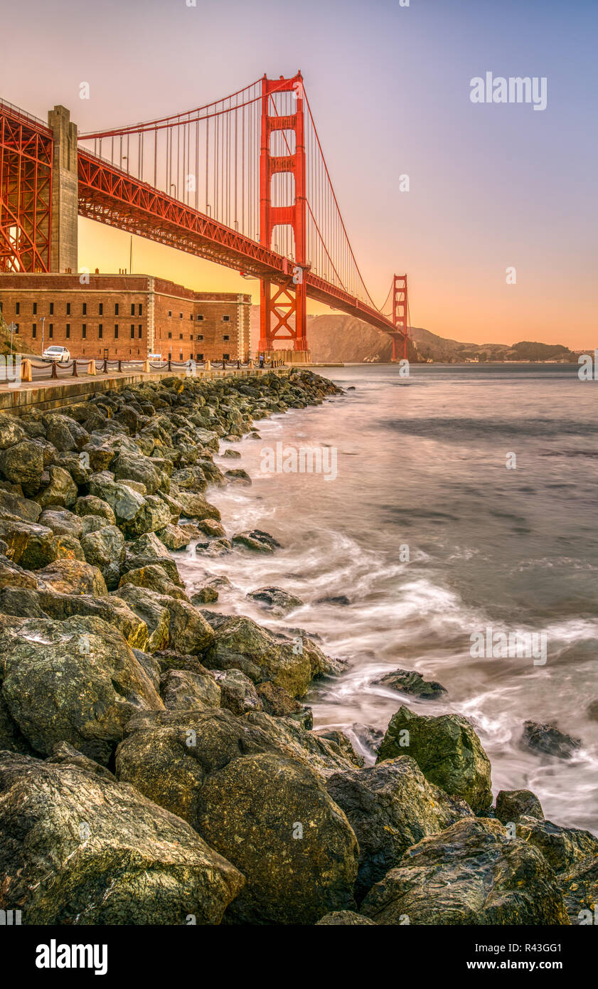 Die Golden Gate Bridge ist das Wahrzeichen von San Francisco, Kalifornien, USA. Sie ist eine der wichtigsten touristischen Attraktion der Stadt und wurde 1937 eingeweiht. Stockfoto